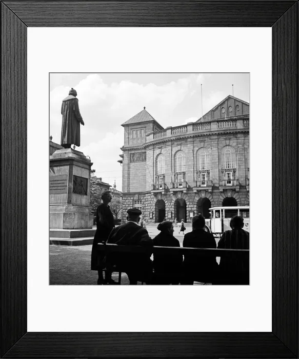 Framed Print : Mainzer treffen sich am Gutenbergplatz gegenüber vom Stadttheater in Mainz Framed Print : Mainzer treffen sich am Gutenbergplatz gegenüber vom Stadttheater in Mainz