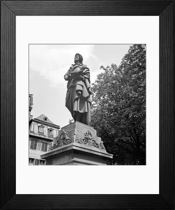 Framed Print : Mainz. Schillerdenkmal auf dem Schillerplatz in Mainz, Deutschland 1930er Jahre Framed Print : Mainz. Schillerdenkmal auf dem Schillerplatz in Mainz, Deutschland 1930er Jahre