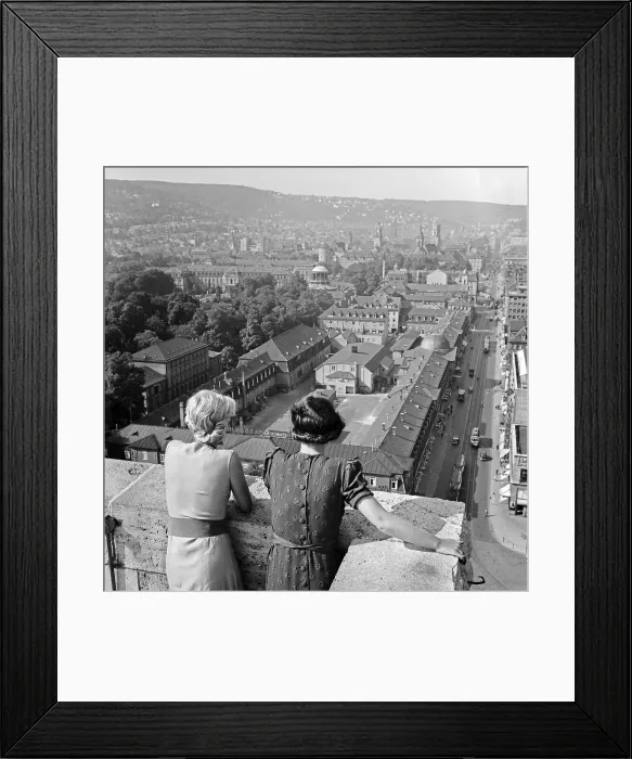 Impression encadrée : Stuttgart. Deux femmes regardent le jardin du château à Stuttgart en Allemagne