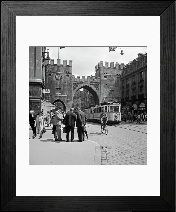 Framed Print : München. Eine Straßenbahn der Linie 39 passiert das Karlstor in der Innenstadt von München Framed Print : München. Eine Straßenbahn der Linie 39 passiert das Karlstor in der Innenstadt von München