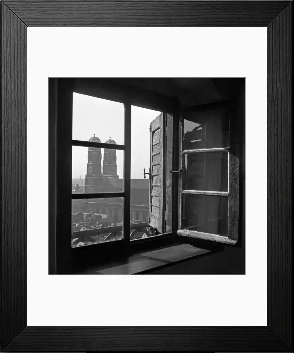 Framed Print : München. Blick durch ein geöffnetes Fenster auf die Frauenkirche in München Framed Print : München. Blick durch ein geöffnetes Fenster auf die Frauenkirche in München