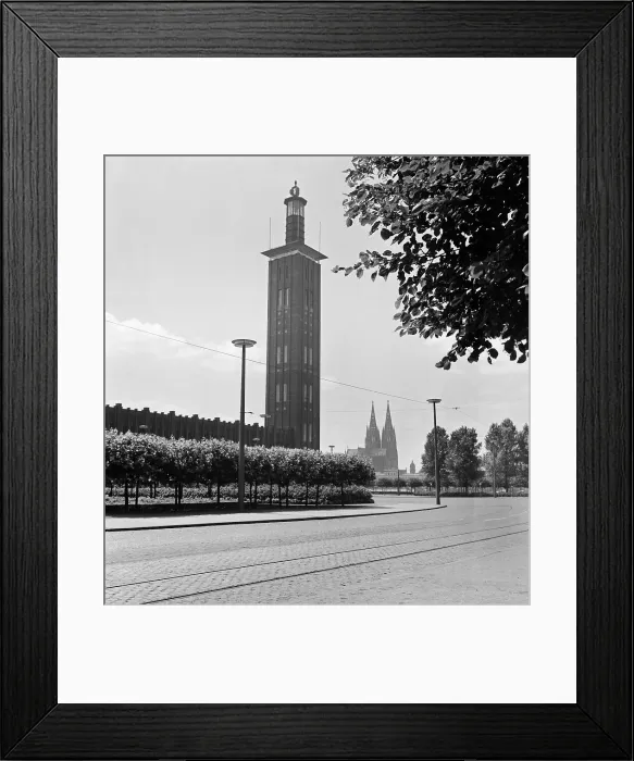 Framed Print : Köln. Blick auf den Messeturm und den Dom in Köln, 1930er Jahre Framed Print : Köln. Blick auf den Messeturm und den Dom in Köln, 1930er Jahre