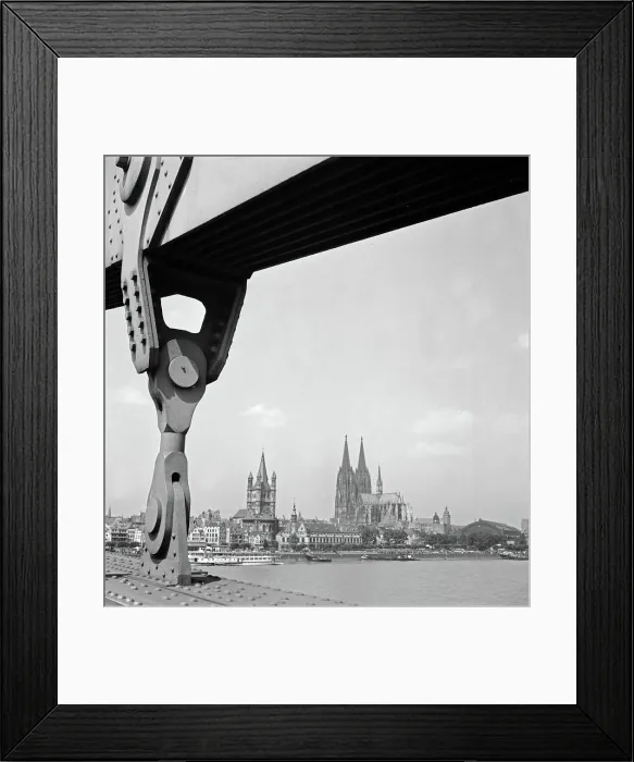 Gerahmter Druck : Die Altstadt von Köln mit Dom und Groß St. Martin, durch die Seile der Hindenburgbrücke gesehen, 1930er Jahre. Gerahmter Druck : Die Altstadt von Köln mit Dom und Groß St. Martin, durch die Seile der Hindenburgbrücke gesehen, 1930er Jahre.