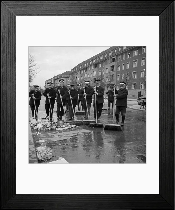 Framed Print : Menschen. Straßenkehrer bei ihrer Arbeit in der Innenstadt von Berlin Framed Print : Menschen. Straßenkehrer bei ihrer Arbeit in der Innenstadt von Berlin