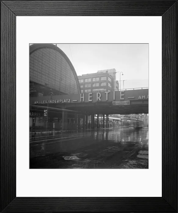 Framed Print : Berlin. Die Unterführung am Bahnhof Berlin Alexanderplatz, Deutschland 1940 Framed Print : Berlin. Die Unterführung am Bahnhof Berlin Alexanderplatz, Deutschland 1940