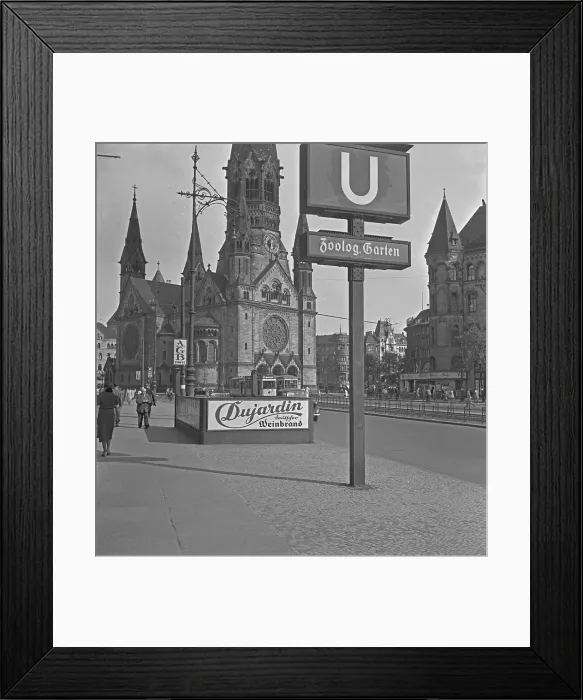 Framed Print : Berlin. Original-Bildunterschrift: Wahrzeichen Berlins bei Tag und Nacht Framed Print : Berlin. Original-Bildunterschrift: Wahrzeichen Berlins bei Tag und Nacht