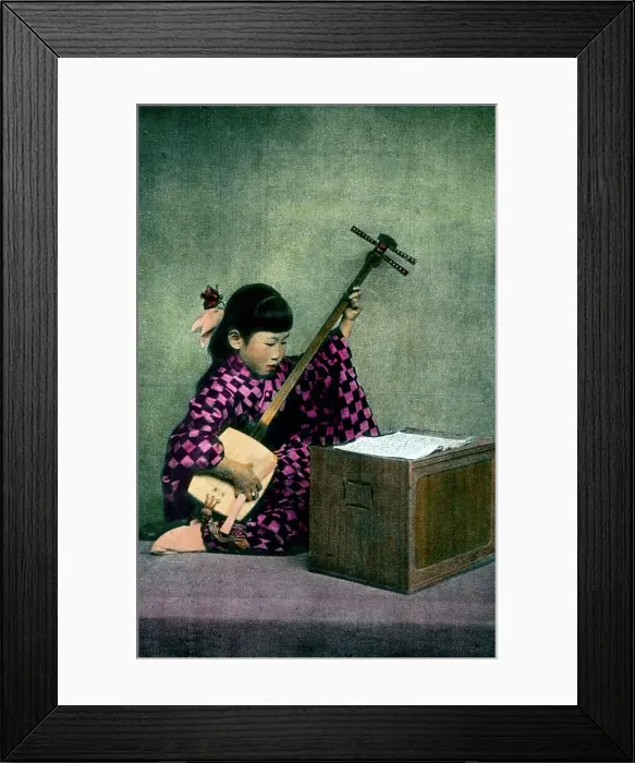 Framed Print : Japan. Ein Mädchen aus Japan spielt auf einem traditionellen Saiteninstrument Framed Print : Japan. Ein Mädchen aus Japan spielt auf einem traditionellen Saiteninstrument