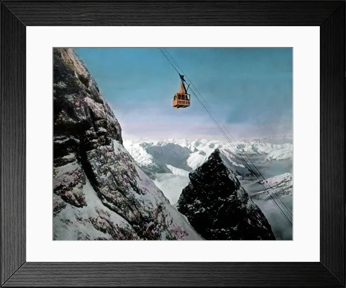 Framed Print : Tirol. Gondel der Zugspitzbahn mit Blick auf die Allgäuer Alpen, Tirol, 1920er Jahre Framed Print : Tirol. Gondel der Zugspitzbahn mit Blick auf die Allgäuer Alpen, Tirol, 1920er Jahre