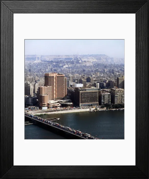 Impresión enmarcada : 'Blick vom Cairo Turm auf der Nilinsel Gezira auf das Ostufer des Nil mit dem Shepheards Hotel (Bildmitte)'. Impresión enmarcada : 'Blick vom Cairo Turm auf der Nilinsel Gezira auf das Ostufer des Nil mit dem Shepheards Hotel (Bildmitte)'.