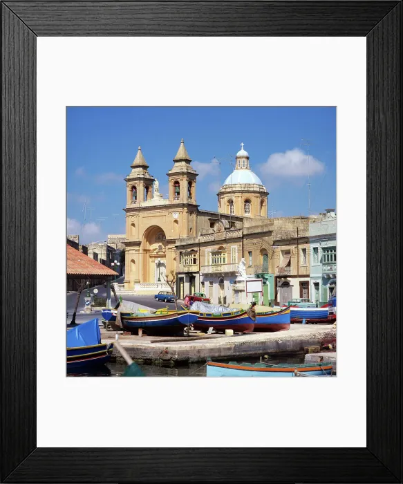 Framed Print : Malta. Fischerboote in landestypischen Farben liegen im Hafen der Stadt Framed Print : Malta. Fischerboote in landestypischen Farben liegen im Hafen der Stadt