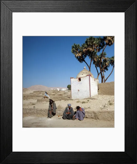 Framed Print : Drei Männer sitzen bei einem kleinen Pavillon Framed Print : Drei Männer sitzen bei einem kleinen Pavillon