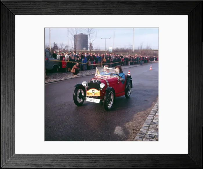 Framed Print : Autoshow. Zwei junge Frauen fahren einen Oldtimer während einer Münchner Framed Print : Autoshow. Zwei junge Frauen fahren einen Oldtimer während einer Münchner