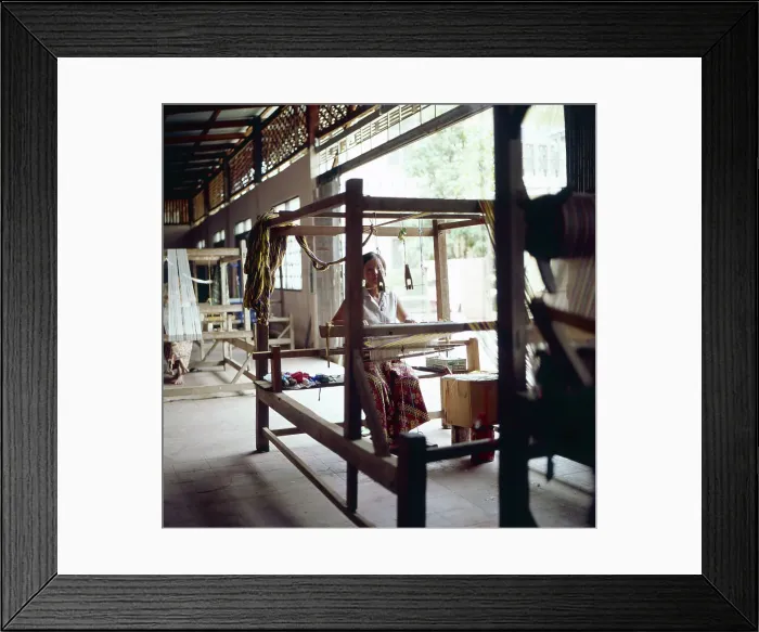 Framed Print : Nepal. Eine Frau sitzt an ihrem Webstuhl in Kathmandu, Nepal 1980er Jahre Framed Print : Nepal. Eine Frau sitzt an ihrem Webstuhl in Kathmandu, Nepal 1980er Jahre