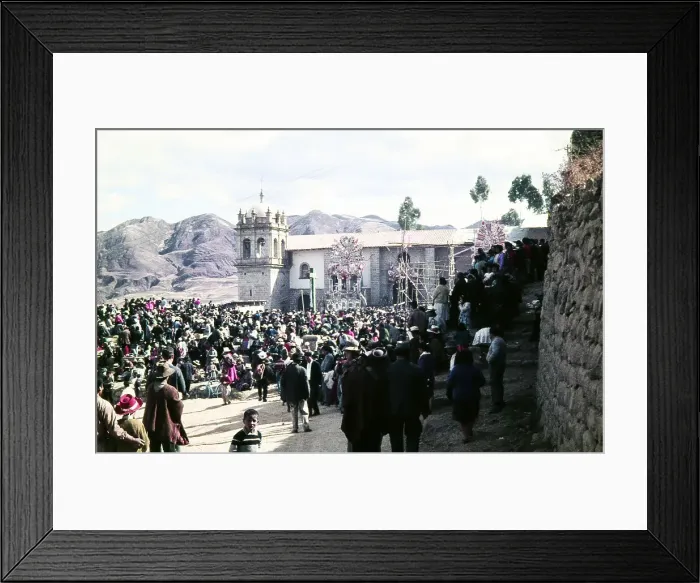 Framed Print : Peru. Einheimische bei der gut erhaltenen Ruinenstadt Machu Picchu in den Framed Print : Peru. Einheimische bei der gut erhaltenen Ruinenstadt Machu Picchu in den