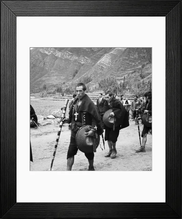 Gerahmter Druck : Peru. Menschen am Sonntagsmarkt in Pisao, Peru aus den 1960ern Gerahmter Druck : Peru. Menschen am Sonntagsmarkt in Pisao, Peru aus den 1960ern