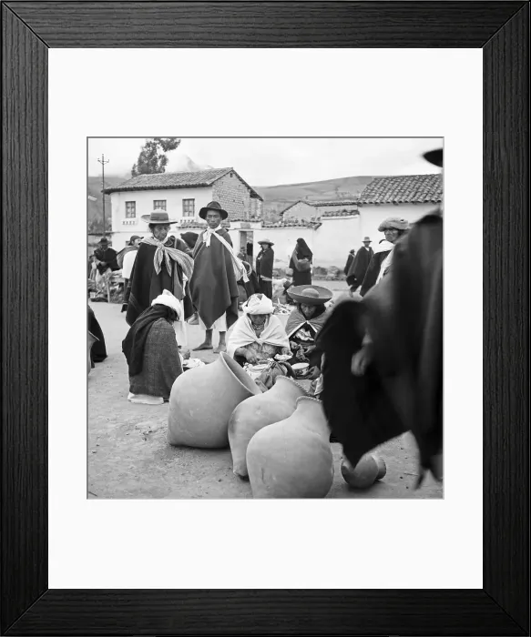 Framed Print : Ecuador. Menschen auf dem Markt in der Stadt Otavalo, Ecuador 1960er Jahre Framed Print : Ecuador. Menschen auf dem Markt in der Stadt Otavalo, Ecuador 1960er Jahre