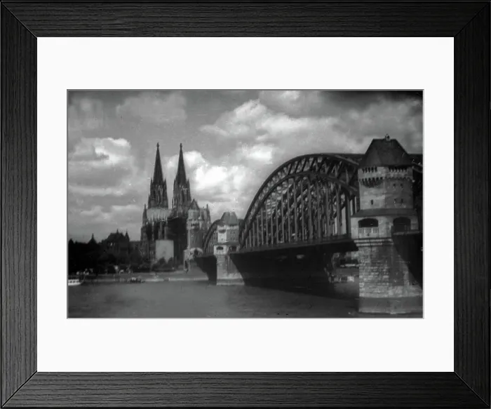 Framed Print : Köln. Der Hohe Dom zu Köln und die Hohenzollernbrücke, Deutschland 1930er Jahre Framed Print : Köln. Der Hohe Dom zu Köln und die Hohenzollernbrücke, Deutschland 1930er Jahre