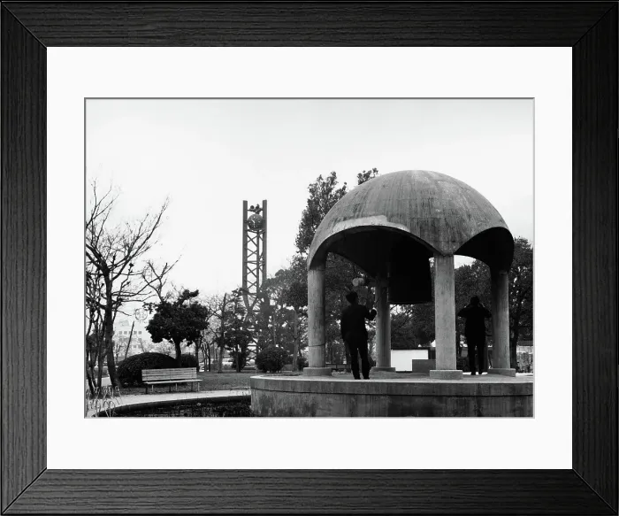 Framed Print : Japan. Kuppel an der Gedenkstätte in Hiroshima, Japan, 1960er Jahre Framed Print : Japan. Kuppel an der Gedenkstätte in Hiroshima, Japan, 1960er Jahre