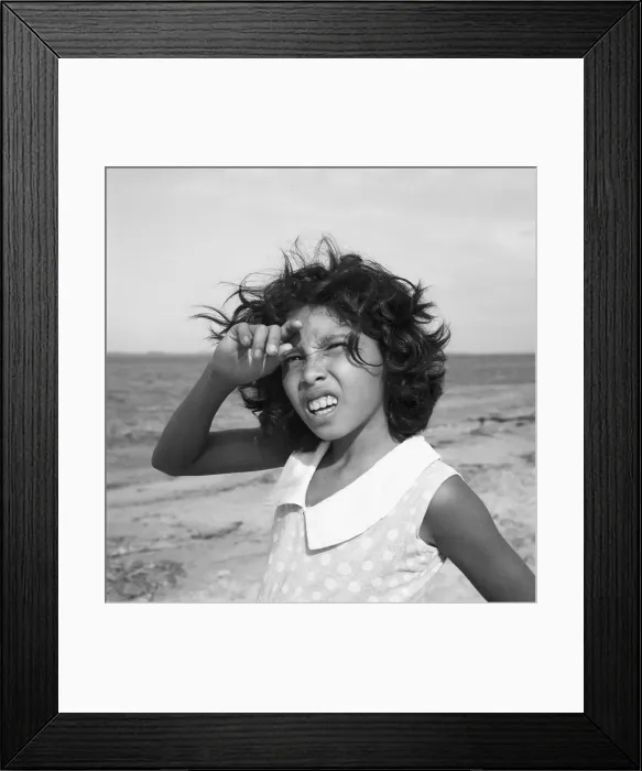 Framed Print : Brasilien. Mädchen am Ufer des Amazonas blickt in Richtung Sonne, Brasilien 1966 Framed Print : Brasilien. Mädchen am Ufer des Amazonas blickt in Richtung Sonne, Brasilien 1966