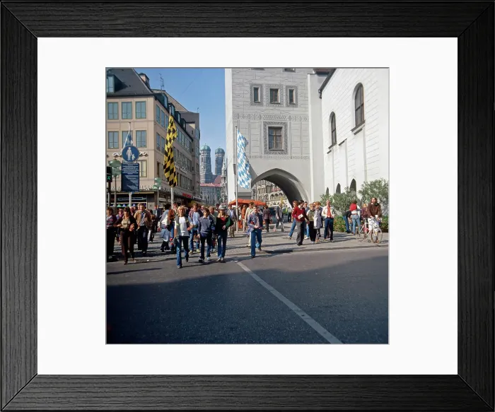 Framed Print : München, 1985. Altstadt. Blick zur Fussgängerzone und zum Rathauseck, Nähe Marienplatz Framed Print : München, 1985. Altstadt. Blick zur Fussgängerzone und zum Rathauseck, Nähe Marienplatz