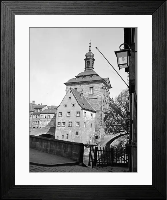 Framed Print : Bamberg. Das Alte Rathaus auf der Brücke über die Regnitz in Bamberg Framed Print : Bamberg. Das Alte Rathaus auf der Brücke über die Regnitz in Bamberg