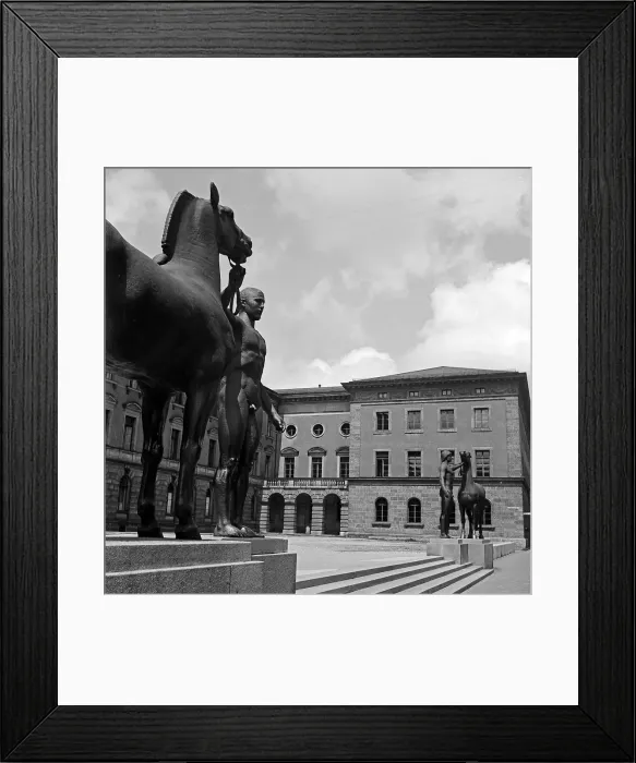 Framed Print : München. Eingangsbereich zur Technischen Hochschule in München, Deutschland 1930er Jahre