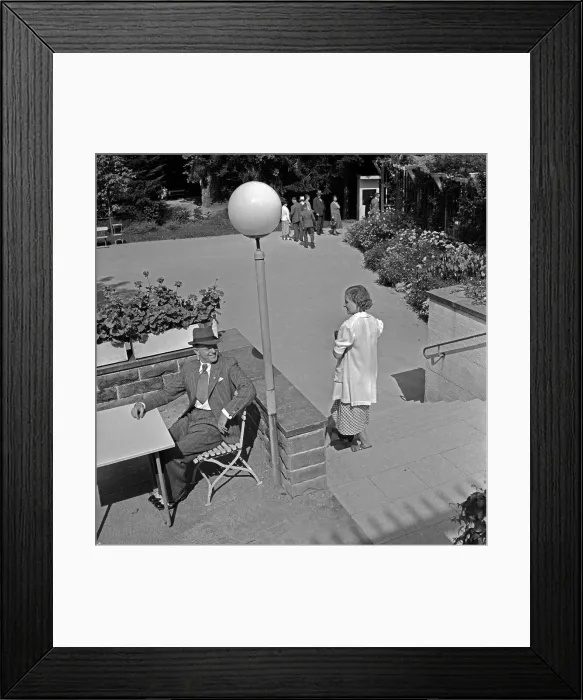Framed Print : Wildbad. Eine Frau verabschiedet sich von einem Mann Framed Print : Wildbad. Eine Frau verabschiedet sich von einem Mann