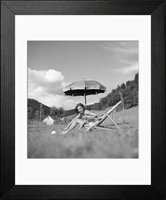 Gerahmter Druck : Evelyn von Schoening im Kurort im Schwarzwald Gerahmter Druck : Evelyn von Schoening im Kurort im Schwarzwald