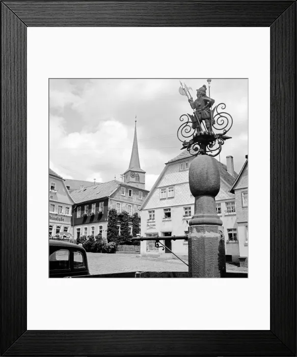 Gerahmter Druck : Blick auf die Kirche Am Kreuzberg in Bischofsheim an der Rhön, Deutschland 1930er Jahre.