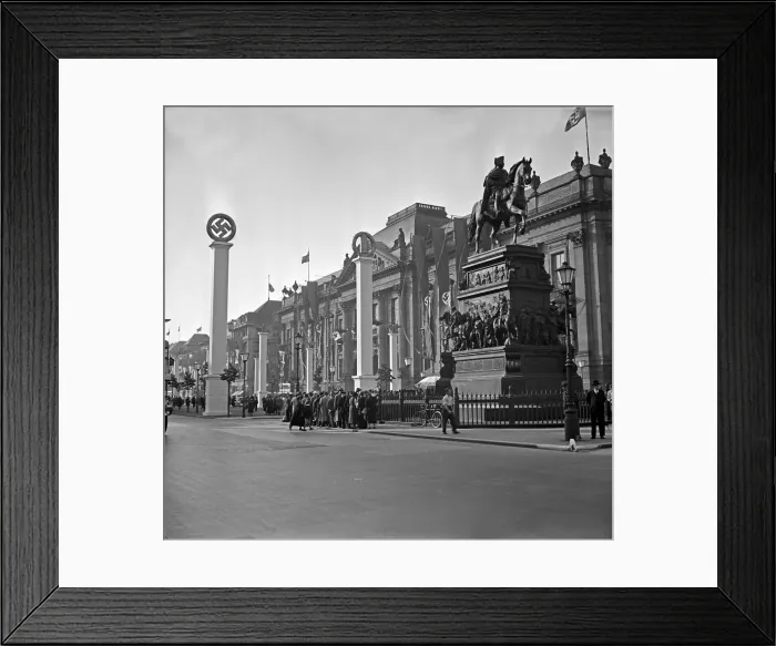 Framed Print : Berlin. Unter den Linden in Berlin mit dem Denkmal Friedrich II Framed Print : Berlin. Unter den Linden in Berlin mit dem Denkmal Friedrich II