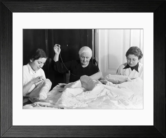 Framed Print : Frauen im Kunsthandwerk I