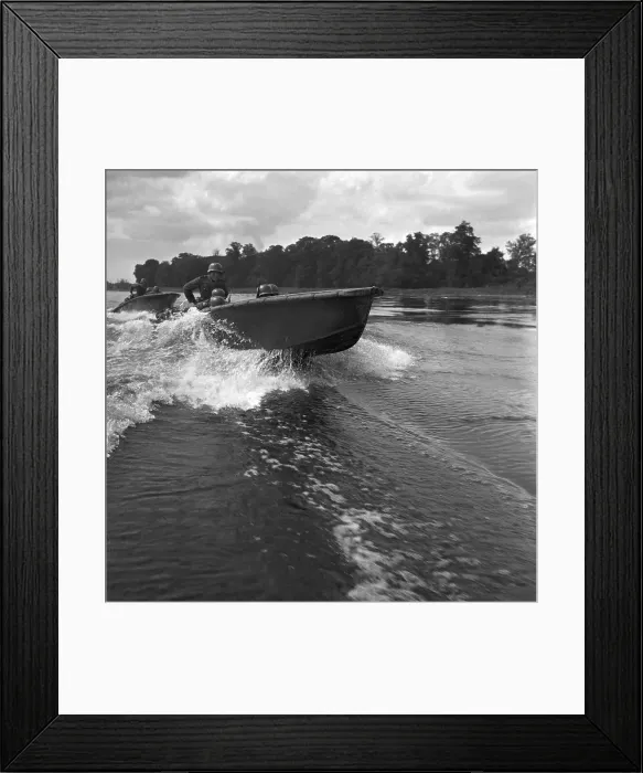 Impression encadrée : Bateau de Storm naviguant un fleuve, Allemagne années 1940. Impression encadrée : Bateau de Storm naviguant un fleuve, Allemagne années 1940.