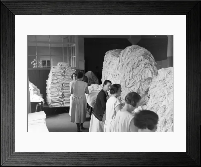 Framed Print : Mitropa. Mitarbeiterinnen der Mitropa bei der Reinigung der Mitropa Reisekissen Framed Print : Mitropa. Mitarbeiterinnen der Mitropa bei der Reinigung der Mitropa Reisekissen