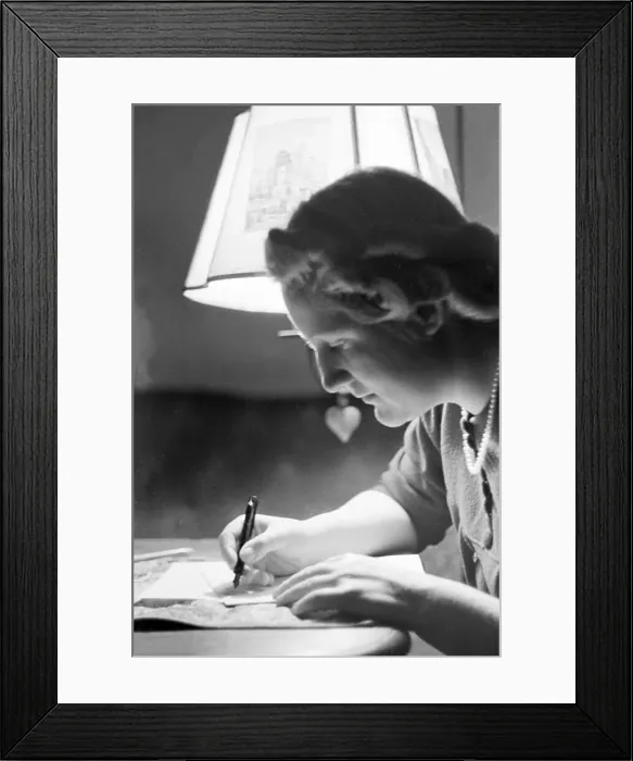 Framed Print : Frauen. Porträt einer jungen Frau, einen Brief schreibend, Deutschland 1930er Jahre Framed Print : Frauen. Porträt einer jungen Frau, einen Brief schreibend, Deutschland 1930er Jahre