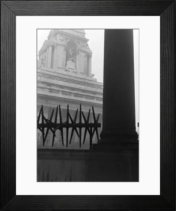 Impression encadrée : London. Un jour pluvieux à Londres, Grande-Bretagne années 1930 Impression encadrée : London. Un jour pluvieux à Londres, Grande-Bretagne années 1930