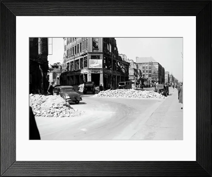 Impression encadrée : Berlin. La vie quotidienne dans les rues de Berlins détruit en Allemagne en 1949 Impression encadrée : Berlin. La vie quotidienne dans les rues de Berlins détruit en Allemagne en 1949