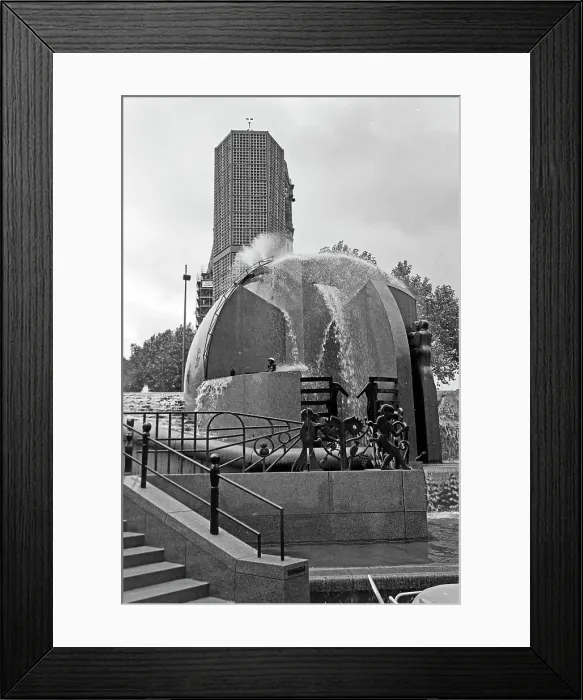 Framed Print : Berlin. Der Weltkugelbrunnen, der auch Wasserklops genannt wird Framed Print : Berlin. Der Weltkugelbrunnen, der auch Wasserklops genannt wird