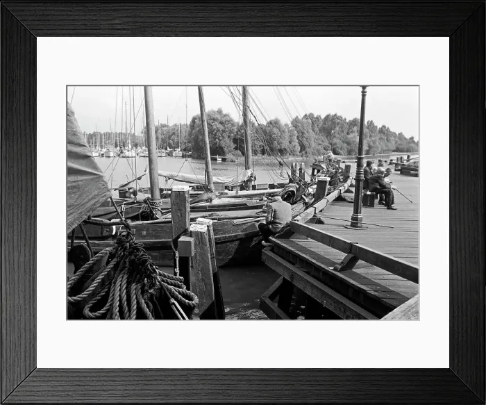 Framed Print : Hoorn. Schiffe im Hafen von Hoorn, Niederlande 1971 Framed Print : Hoorn. Schiffe im Hafen von Hoorn, Niederlande 1971