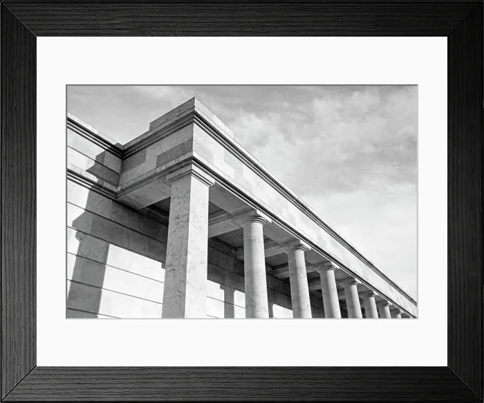 Gerahmter Druck : Blick auf die Unterseite des Säulengangs des Hauses der Deutschen Kunst in München 1936.