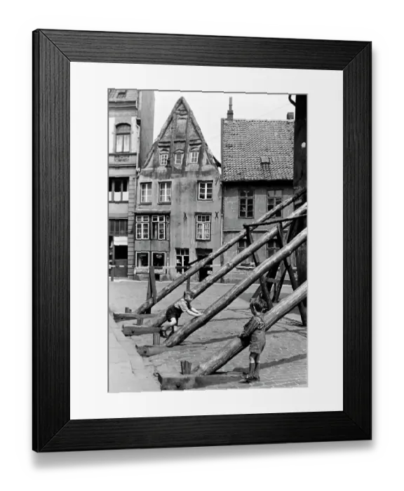 Impresión enmarcada : Refugio improvisado para casas dañadas sirviendo como área de juego infantil, 1953. Impresión enmarcada : Refugio improvisado para casas dañadas sirviendo como área de juego infantil, 1953.