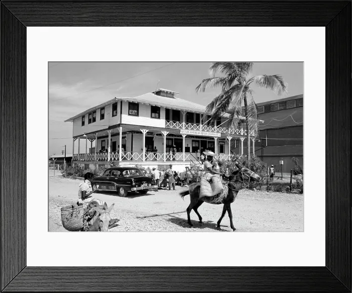 Framed Print : Unterwegs in Port-au-Prince