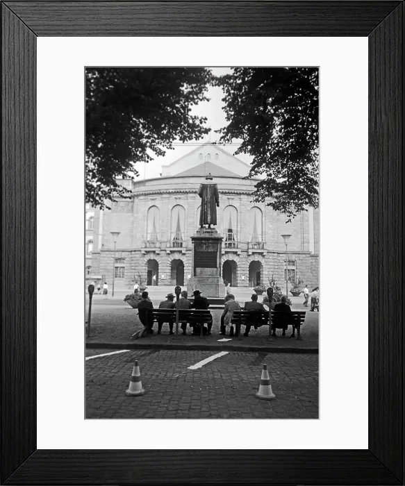 Gerahmter Druck : Einwohner von Mainz sitzen auf Bänken auf dem Gutenbergplatz und blicken auf das Gutenbergdenkmal und das Stadttheater in Mainz, Deutschland 1961. Gerahmter Druck : Einwohner von Mainz sitzen auf Bänken auf dem Gutenbergplatz und blicken auf das Gutenbergdenkmal und das Stadttheater in Mainz, Deutschland 1961.