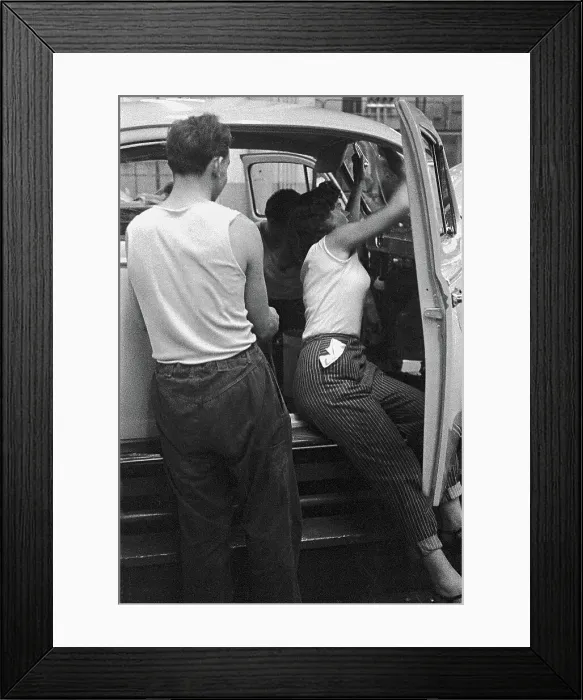 Gerahmter Druck : VW Werk in Wolfsburg, Deutschland 1962 - Produktion des VW Käfers Gerahmter Druck : VW Werk in Wolfsburg, Deutschland 1962 - Produktion des VW Käfers