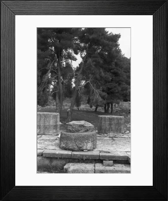 Impression encadrée : Restes antiques d'Olympie, Grèce - Colonnes en ruine dans les années 1950. Impression encadrée : Restes antiques d'Olympie, Grèce - Colonnes en ruine dans les années 1950.