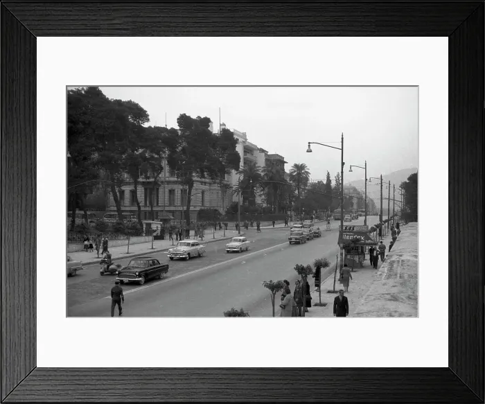 Stampa con cornice : La Via Regina Sofia ad Atene, Grecia negli anni '50. Stampa con cornice : La Via Regina Sofia ad Atene, Grecia negli anni '50.