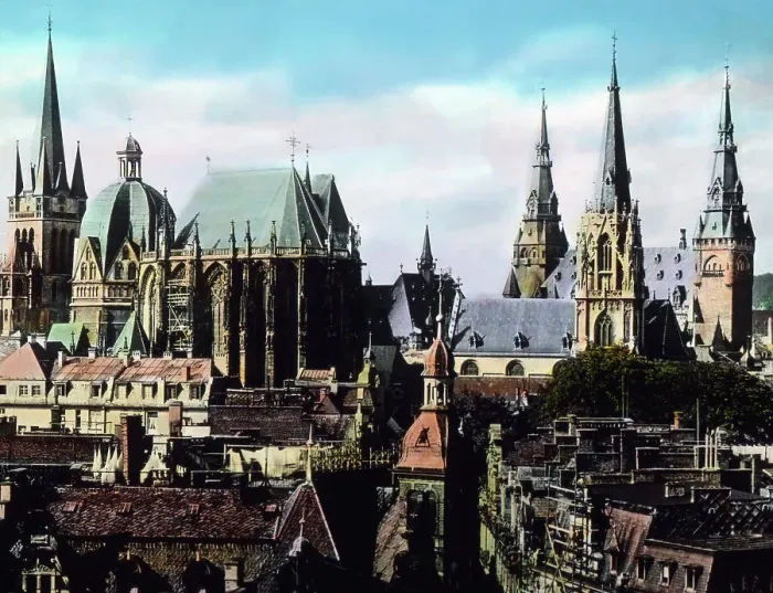 Gerahmter Druck : Aachen. Das Münster und das Rathaus in Aachener Jahren der zwanziger Jahrhunderts Gerahmter Druck : Aachen. Das Münster und das Rathaus in Aachener Jahren der zwanziger Jahrhunderts