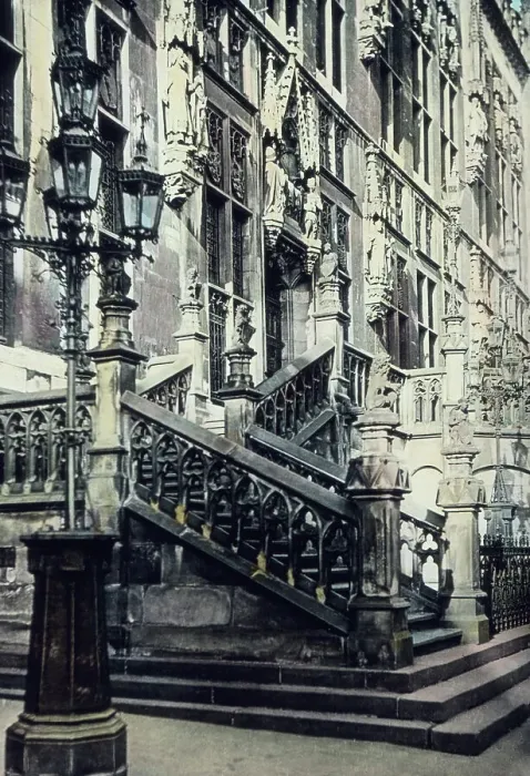 Impresión enmarcada : Aachen. Escalera de frentes y portal a la ciudad en el ayuntamiento de Aquisgrán Impresión enmarcada : Aachen. Escalera de frentes y portal a la ciudad en el ayuntamiento de Aquisgrán