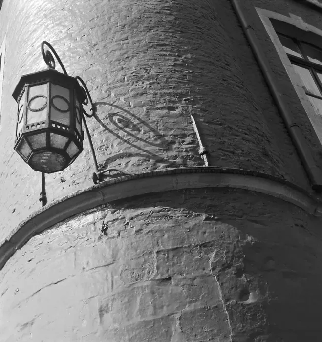 Stampa con cornice : Aachen. Fari stradale lanterne su un angolo di una casa al mercato degli