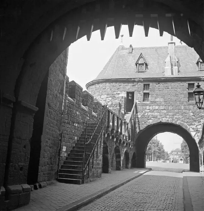 Framed Print : Aachen. Durchgang durch das Ponttor zum Vortor in Aachen, Deutschland 1930er Jahre Framed Print : Aachen. Durchgang durch das Ponttor zum Vortor in Aachen, Deutschland 1930er Jahre