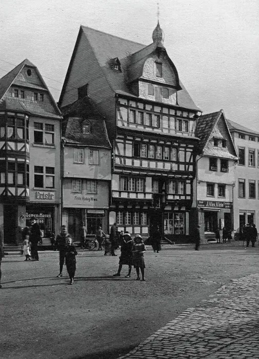 Impresión enmarcada : Adenau. El mercado en el centro de Adenau en la región del Eifel Impresión enmarcada : Adenau. El mercado en el centro de Adenau en la región del Eifel
